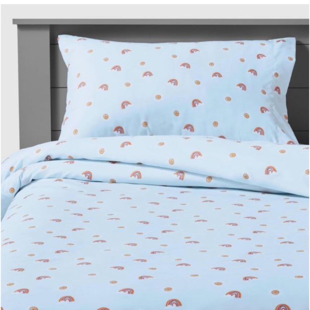 NWT, full bed, 4 piece sheet set. Rainbows , perfect for kids room!